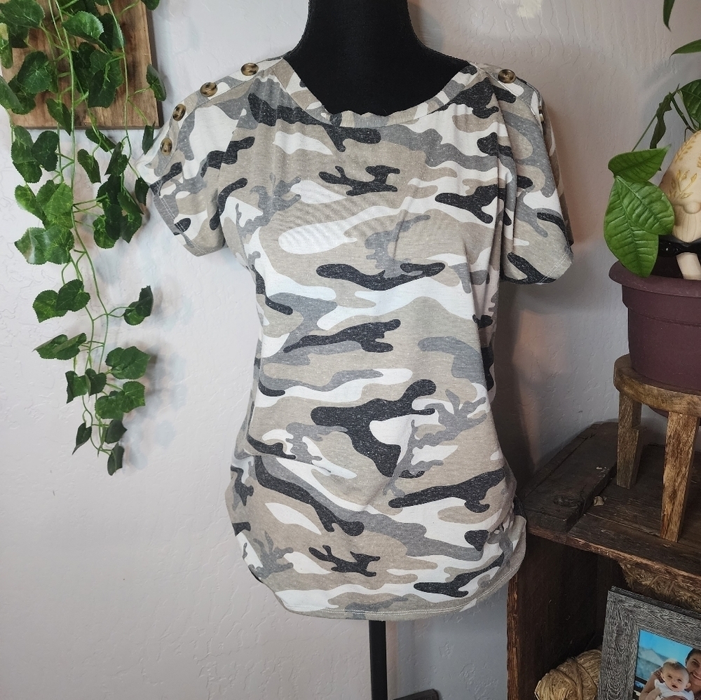 89th & Madison Camo Button Accent‎ Tee Size Small